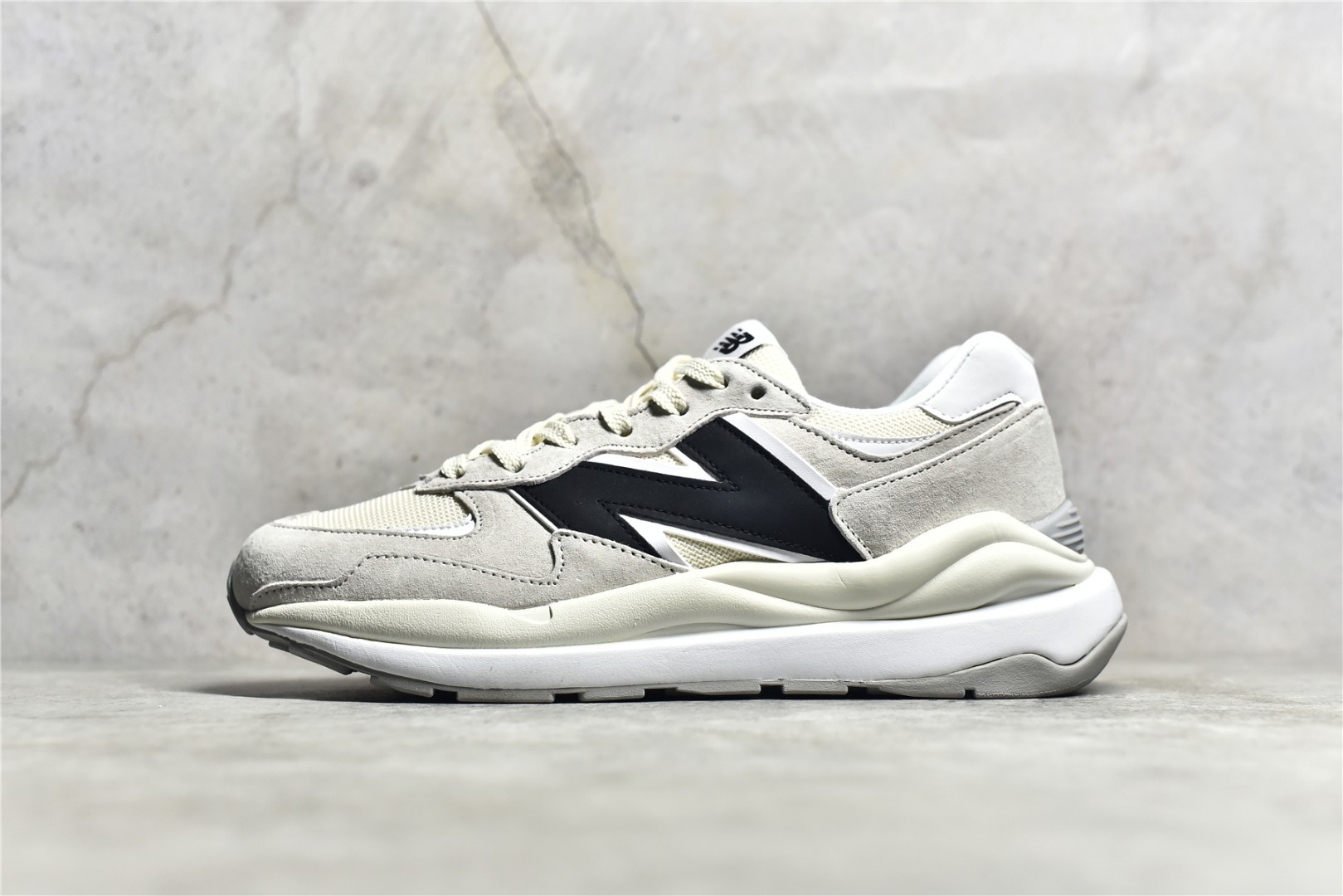 G5 New Balance NB5740系列反光复古休闲慢跑鞋 灰白黑以1988年首度面世的经典574作为设计蓝本，保留574简约易衬的 G5 s鞋型轮廓，同时再加以向90年代特立独行的抢眼美学致敬。凭借多种严选的优质素材重塑出让人耳目一新又充满层次感的革新中低结构。另一方面，为呼应90年代的巨大化潮流，鞋侧也点题采用了相应的巨大化N字Logo，并且加上反光细节点缀，再结合同样启发自574并经过改良的抓地鞋底，可谓集结两大年代的注目设计元素。