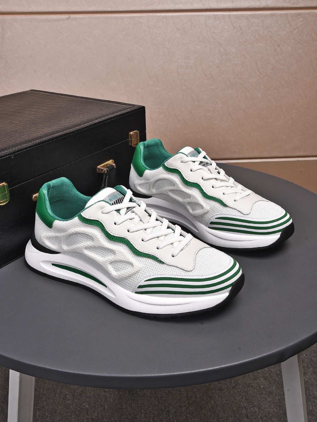 I5 普拉达 Prada 款号: I0 23 材质:头层牛皮+网内里:网纱 颜色:白绿、白黑鞋垫:真皮 鞋底:吸膜发泡底