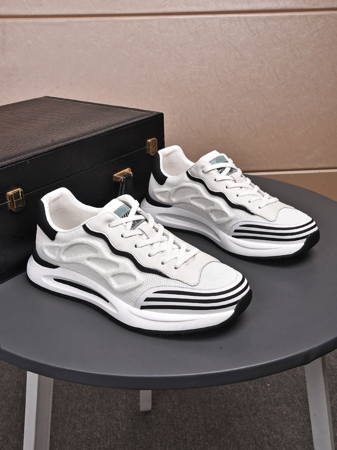 I5 普拉达 Prada 款号: I0 23 材质:头层牛皮+网内里:网纱 颜色:白绿、白黑鞋垫:真皮 鞋底:吸膜发泡底