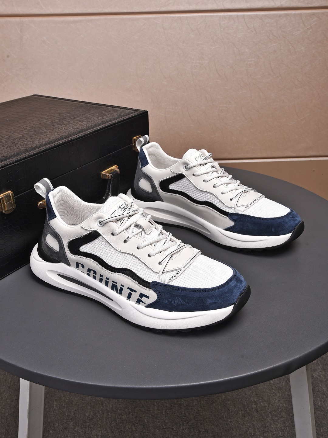 I5 普拉达 Prada 款号: I0 23 材质:头层牛皮+网内里:网纱 颜色:图片色鞋垫:真皮 鞋底:吸膜发泡底