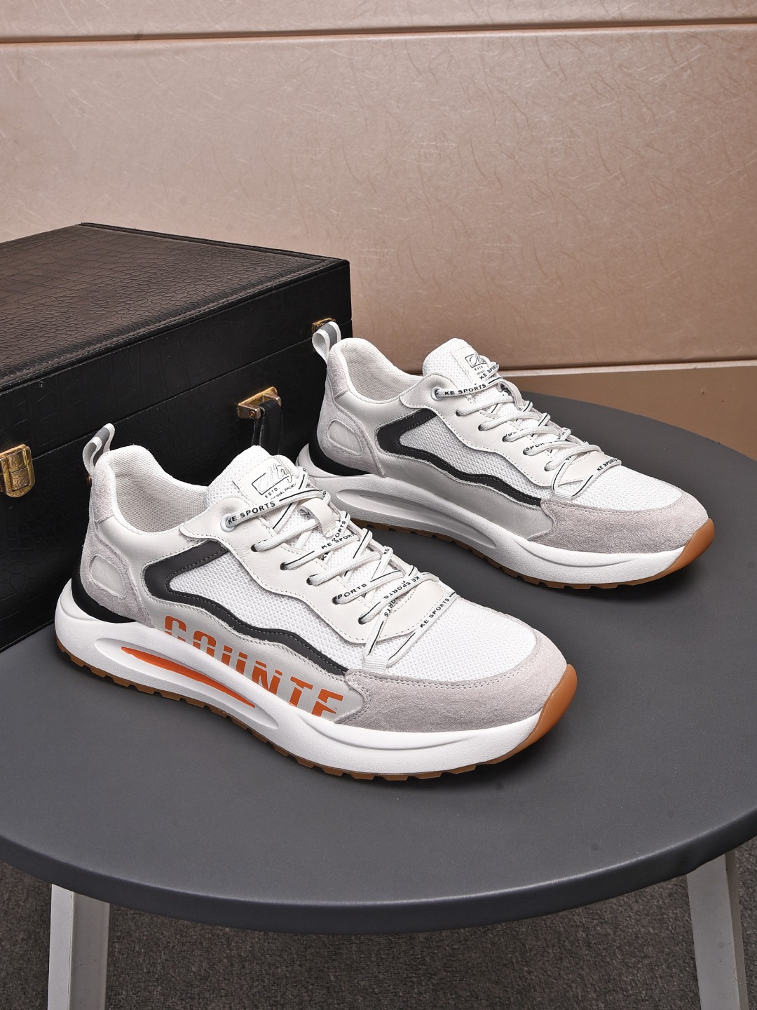 I5 普拉达 Prada 款号: I0 23 材质:头层牛皮+网内里:网纱 颜色:图片色鞋垫:真皮 鞋底:吸膜发泡底