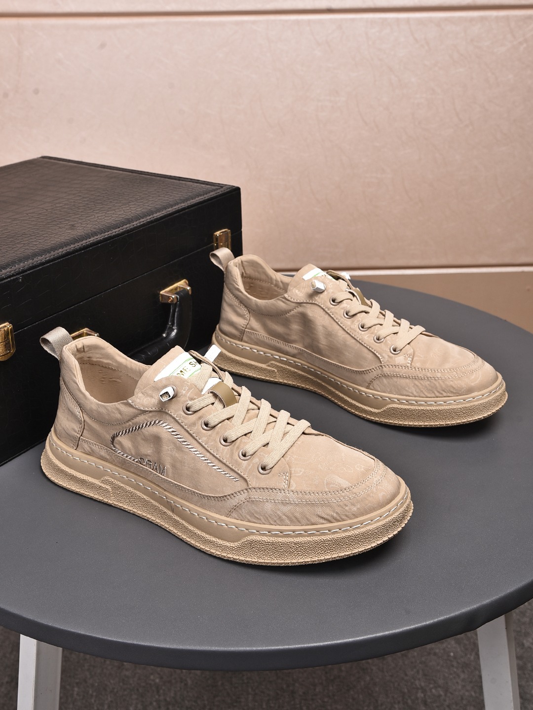 I0 ，普拉达 Prada  材质:冰丝面料颜色 图片色鞋垫:猪皮 鞋底:橡胶大底