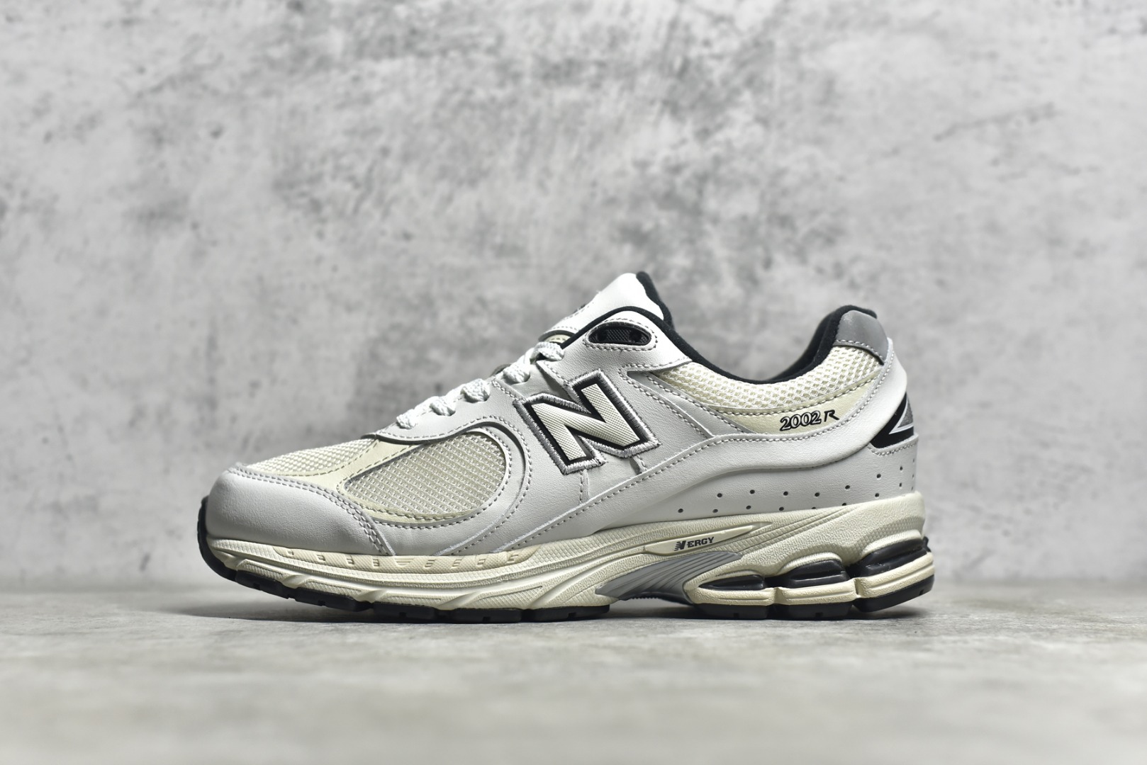 G5 New Balance WL 2002 新百伦 复古休闲跑步鞋 米白灰 ML 2002RQ最新出的 2002R系列，鞋款延续了经典科技，升级版N-ERGY缓震物料机能与材质 上脚太舒适了，鞋面的柔软麂皮搭配尼龙网布，特别透气而且还复古感，不管是搭配牛仔裤还工装裤都是百搭