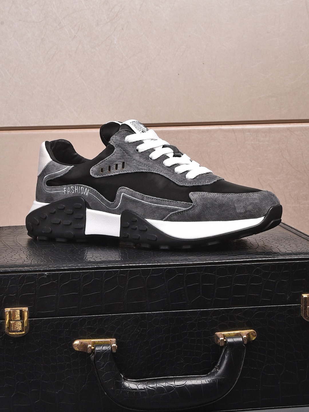 I5 , Prada 普拉达 休闲板鞋，最出品，材质；顶级牛皮，内里羊皮，真皮垫脚，原版一比一橡胶大底；上脚特别舒适。