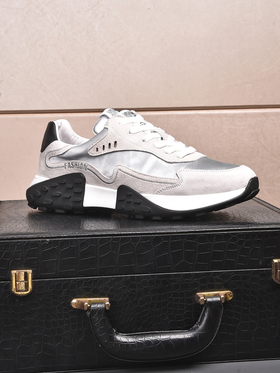 I5 , Prada 普拉达 休闲板鞋，最出品，材质；顶级牛皮，内里羊皮，真皮垫脚，原版一比一橡胶大底；上脚特别舒适。