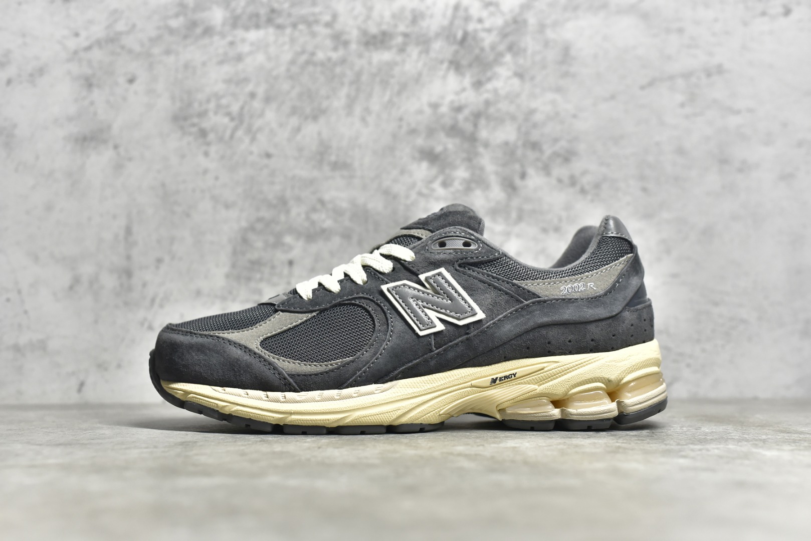 G5 公司级别 区分市面通货 New Balance 2002 复古休闲跑步鞋 反光 M 2002RHO最新出的 2002R系列，鞋款延续了经典科技，升级版N-ERGY缓震物料机能与材质上脚太舒适了，鞋面的柔软麂皮搭配尼龙网布，特别透气而且还复古感，不管是搭配牛仔裤还工装裤都是百搭