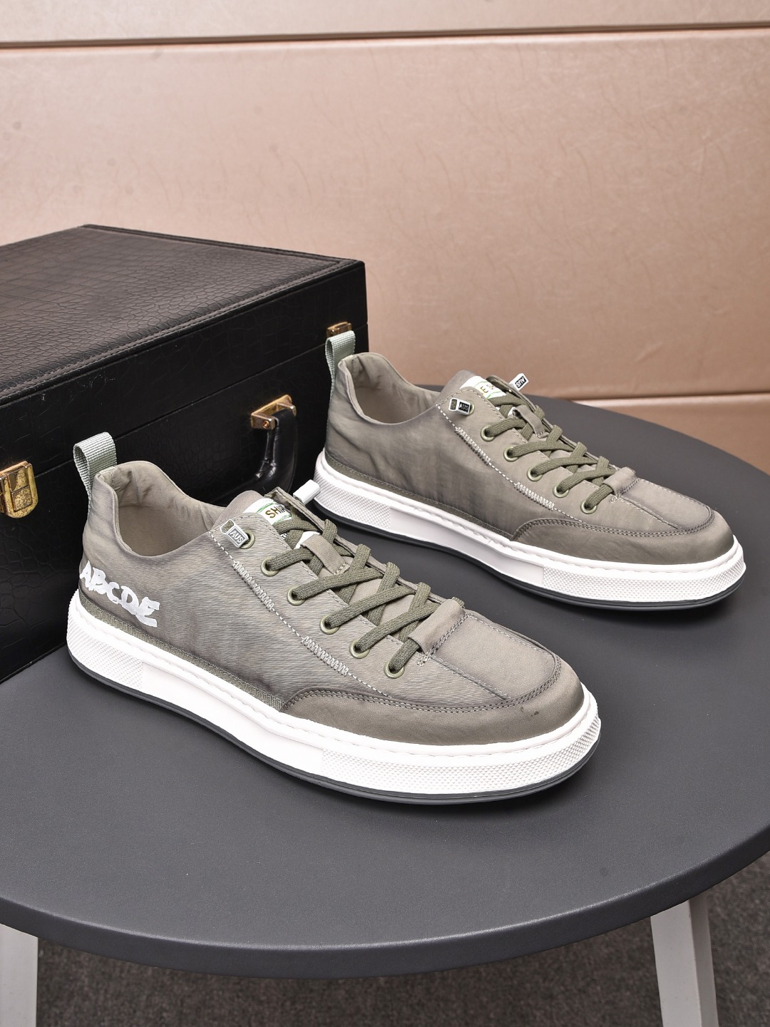 I0 ，普拉达 Prada  材质:冰丝面料颜色 图片色鞋垫:猪皮 鞋底:橡胶大底