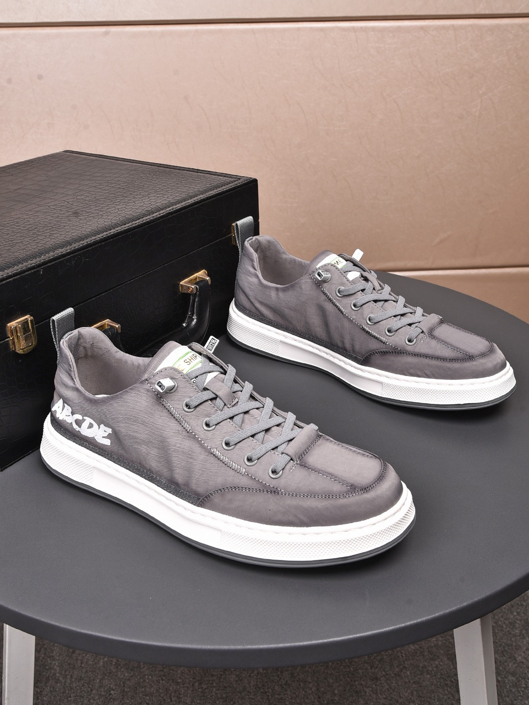 I0 ，普拉达 Prada  材质:冰丝面料颜色 图片色鞋垫:猪皮 鞋底:橡胶大底