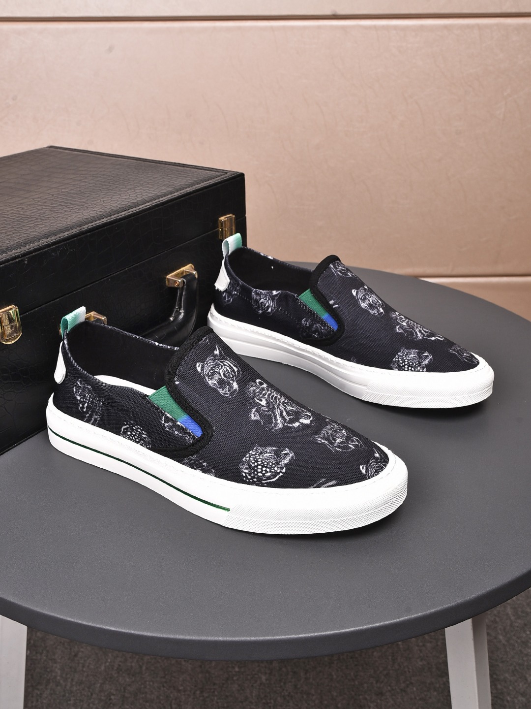 I0 ，普拉达 Prada  材质:冰丝面料颜色 图片色鞋垫:猪皮 鞋底:橡胶大底