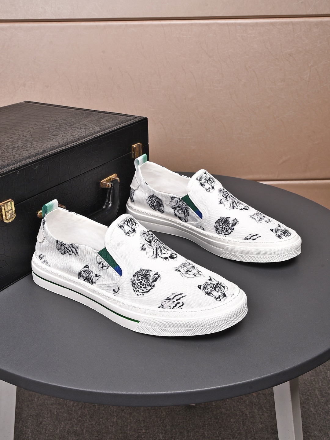 I0 ，普拉达 Prada  材质:冰丝面料颜色 图片色鞋垫:猪皮 鞋底:橡胶大底