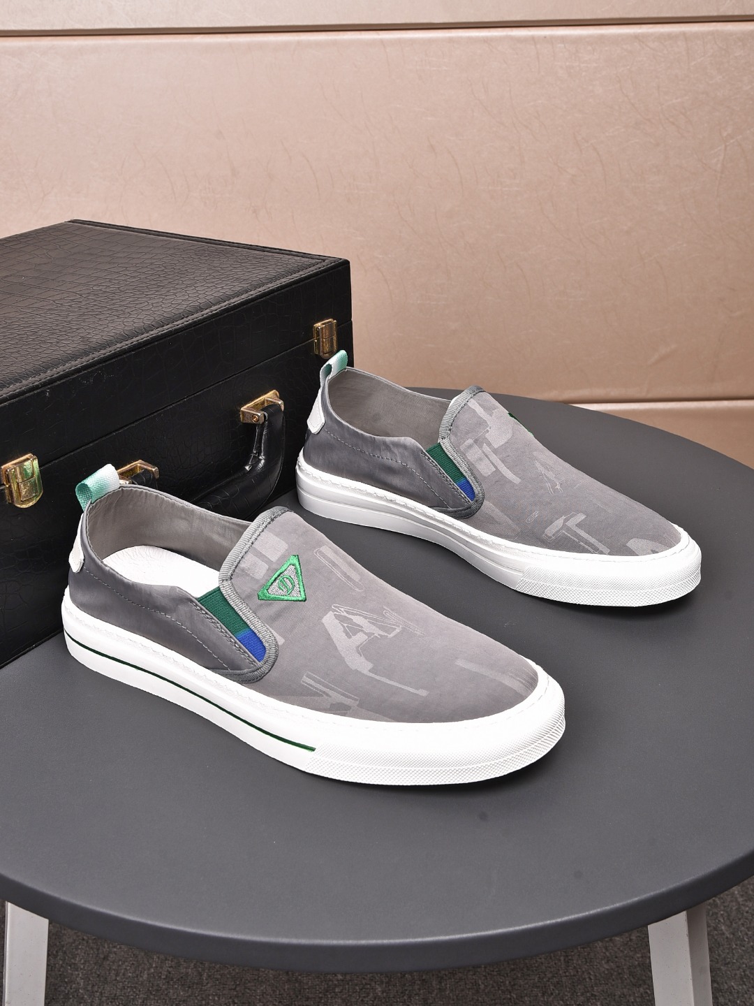 I0 ， 普拉达 Prada 款号:2286 材质:冰丝面料内里:布里 颜色灰色、黑色鞋垫:猪皮 鞋底:橡胶大底