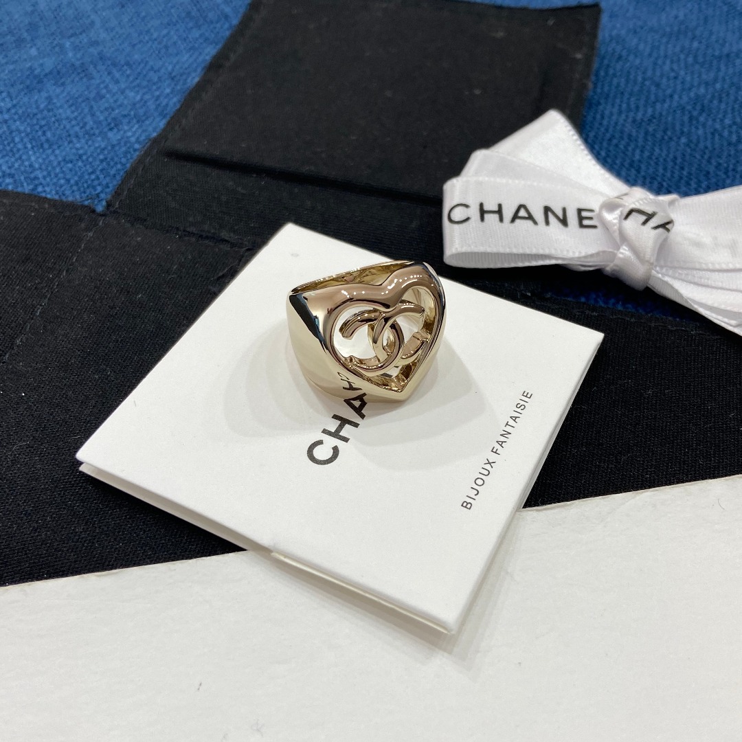 NO:101565,[CH@EL Xiang@er Love Ring] Three codes 6/7/8, inner diameter 16/17/18 mm must-have love series every quarter!  It's a feeling of being moved, so keep it yourself first!  The design is very elegant, the overall love tail is curved, the hardware electroplated light gold is not noble gold plating, nor is it cool silver. The perfect light gold is low-key and high-end, with a super nice texture!  Not high-profile, but outstanding, highly recommend must-have, Chanel ring, ring, gold plating19860909【CH@EL香@儿 爱心戒指】 三个码数6/7/8,内径16/17/18毫米每一季度必入的爱心系列！是心动的感觉,先自留啦！很有气质的设计,整体爱心尾部是有弧度的,五金电镀浅金,不是高贵的镀金,也不是酷炫的银色,恰到好处的浅金低调又高级,质感超nice！不高调,但出众,强烈推荐必入自留,香奈儿戒指,chanel,ring,gold plating,Jewelry