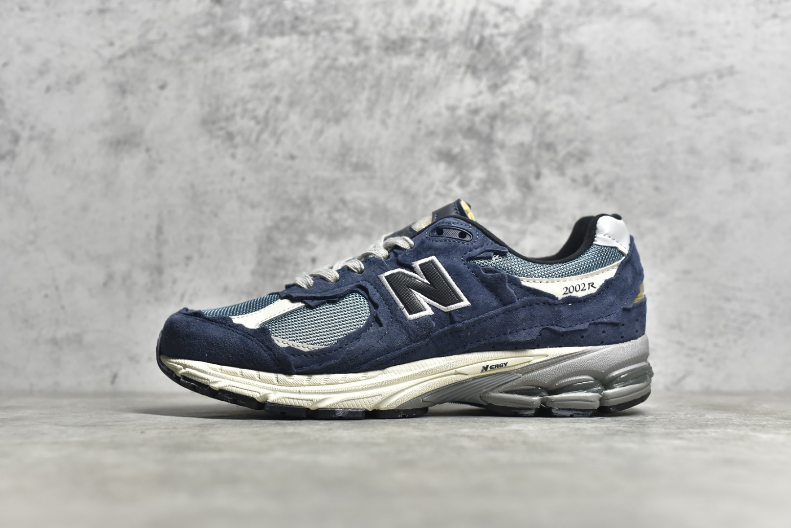 G5 公司级别 New Balance WL 2002 新百伦 复古休闲跑步鞋 M 2002RDF最新出的 2002R系列，鞋款延续了经典科技，升级版N-ERGY缓震物料机能与材质 上脚太舒适了，鞋面的柔软麂皮搭配尼龙网布，特别透气而且还复古感，不管是搭配牛仔裤还工装裤都是百搭