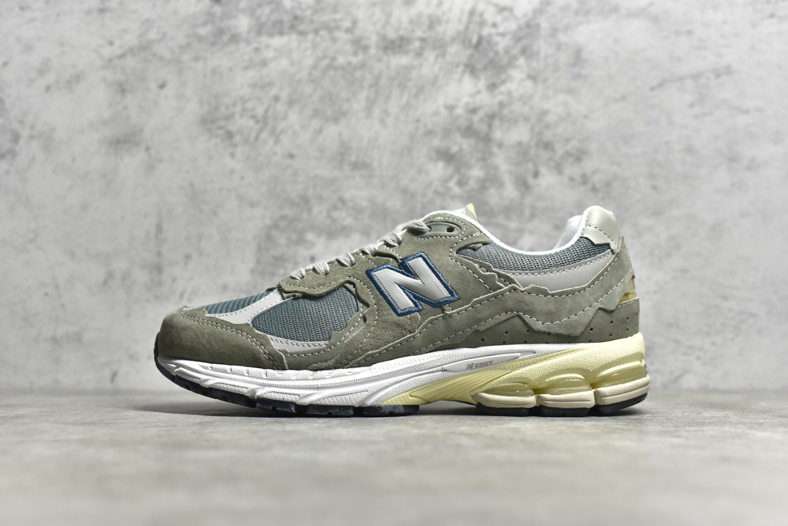 G5 公司级别 New Balance WL 2002 新百伦 复古休闲跑步鞋 M 2002RDD最新出的 2002R系列，鞋款延续了经典科技，升级版N-ERGY缓震物料机能与材质 上脚太舒适了，鞋面的柔软麂皮搭配尼龙网布，特别透气而且还复古感，不管是搭配牛仔裤还工装裤都是百搭