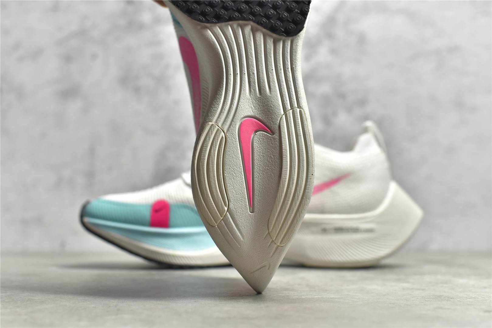 图片[8]-#公司级别 四代NK ZoomX Vaporfly Next% 破2马拉松跑鞋 细节整体升级 这款next%和上一款4%的鞋最大区的别于在鞋面面料 鞋面使用了全新 Vaporweave 科技 这种类似蝉翼的材质相比 Flyknit 更加轻薄透气 非对称的鞋带系统和泡棉护垫的加入令舒适度更高 尺码：36 36.5 37.5 38 38.5 39 40 40.5 41 42 42.5 43 44 44.5 45-选品中心