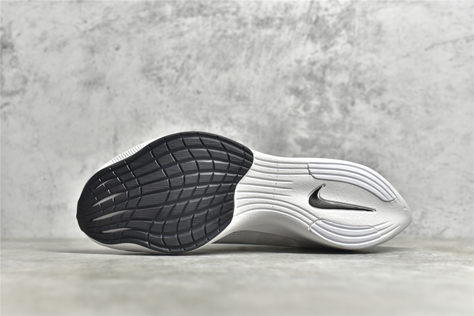 图片[6]-#公司级别 四代 NK ZoomX Vaporfly Next% 破2马拉松跑鞋 细节整体升级 这款next%和上一款4%的鞋最大区的别于在鞋面面料 鞋面使用了全新 Vaporweave 科技 这种类似蝉翼的材质相比 Flyknit 更加轻薄透气 非对称的鞋带系统和泡棉护垫的加入令舒适度更高 尺码：36 36.5 37.5 38 38.5 39 40 40.5 41 42 42.5 43 44 44.5 45-选品中心