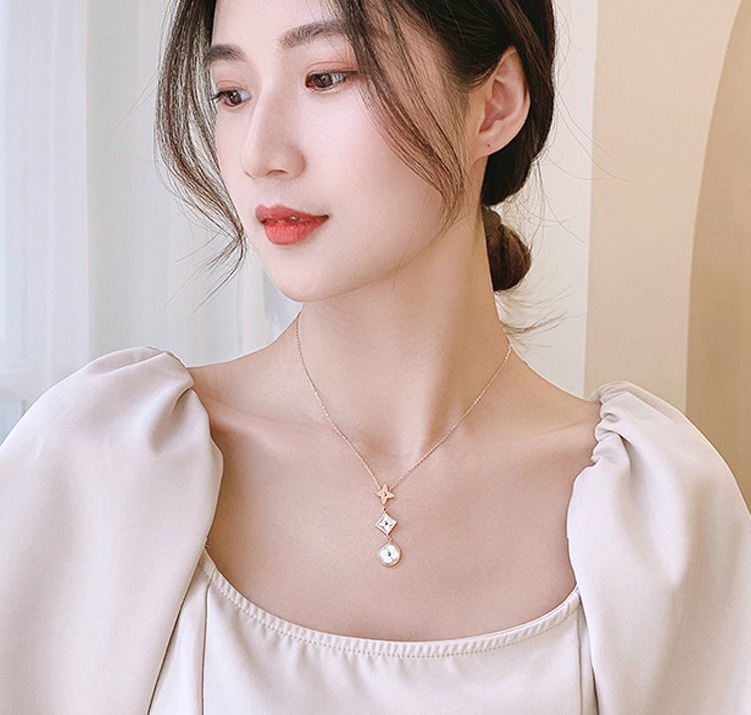 【礼遇国庆🛍十一放价】💰200 LV圆形白贝母三花项链+手链套装，925纯银版真空电镀18Ｋ玫瑰金项链，镶嵌施华洛世奇水钻💎 点缀旁边链身 非常秀气！即今日起，凡购买套装礼品，赠送情人节“七夕版”礼盒！