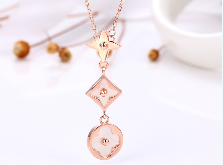 【礼遇国庆🛍十一放价】💰200 LV圆形白贝母三花项链+手链套装，925纯银版真空电镀18Ｋ玫瑰金项链，镶嵌施华洛世奇水钻💎 点缀旁边链身 非常秀气！即今日起，凡购买套装礼品，赠送情人节“七夕版”礼盒！