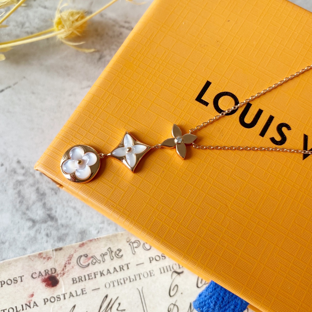 【礼遇国庆🛍十一放价】💰200 LV圆形白贝母三花项链+手链套装，925纯银版真空电镀18Ｋ玫瑰金项链，镶嵌施华洛世奇水钻💎 点缀旁边链身 非常秀气！即今日起，凡购买套装礼品，赠送情人节“七夕版”礼盒！