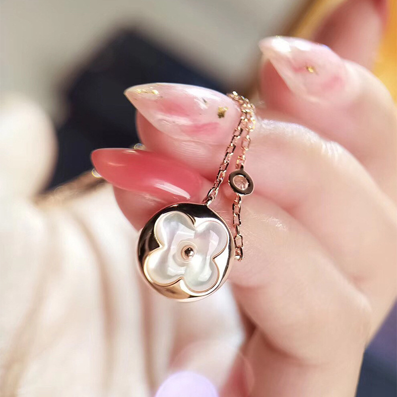 【礼遇国庆🛍十一放价】💰160 LV圆形白贝母圆形项链+手链套装，925纯银版真空电镀18Ｋ玫瑰金项链，镶嵌施华洛世奇水钻💎 点缀旁边链身 非常秀气！即今日起，凡购买套装礼品，赠送情人节“七夕版”礼盒！