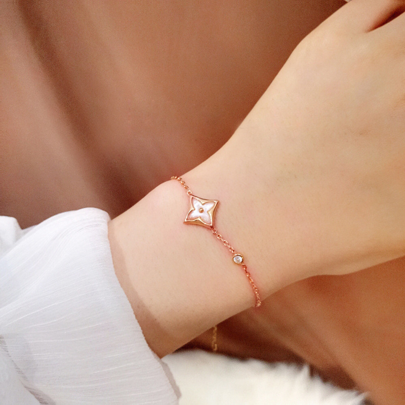 【礼遇国庆🛍十一放价】💰160 LV圆形白贝母菱形项链+手链套装，925纯银版真空电镀18Ｋ玫瑰金项链，镶嵌施华洛世奇水钻💎 点缀旁边链身 非常秀气！即今日起，凡购买套装礼品，赠送情人节“七夕版”礼盒！