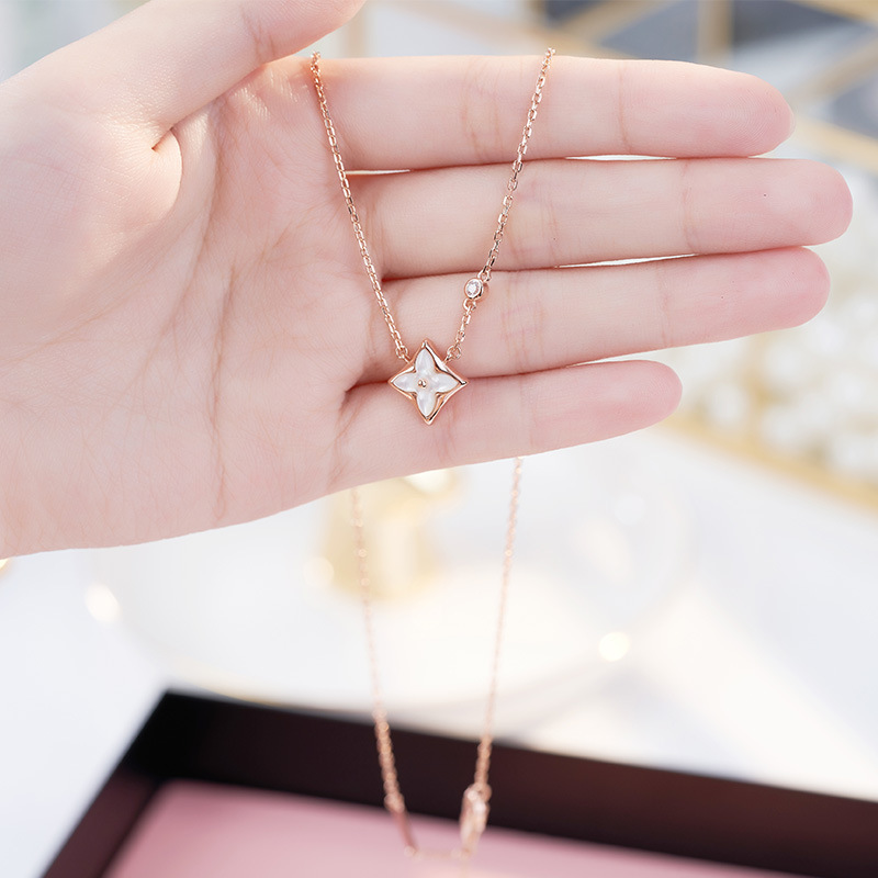 【礼遇国庆🛍十一放价】💰160 LV圆形白贝母菱形项链+手链套装，925纯银版真空电镀18Ｋ玫瑰金项链，镶嵌施华洛世奇水钻💎 点缀旁边链身 非常秀气！即今日起，凡购买套装礼品，赠送情人节“七夕版”礼盒！