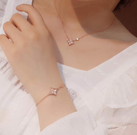 【礼遇国庆🛍十一放价】💰160 LV圆形白贝母菱形项链+手链套装，925纯银版真空电镀18Ｋ玫瑰金项链，镶嵌施华洛世奇水钻💎 点缀旁边链身 非常秀气！即今日起，凡购买套装礼品，赠送情人节“七夕版”礼盒！