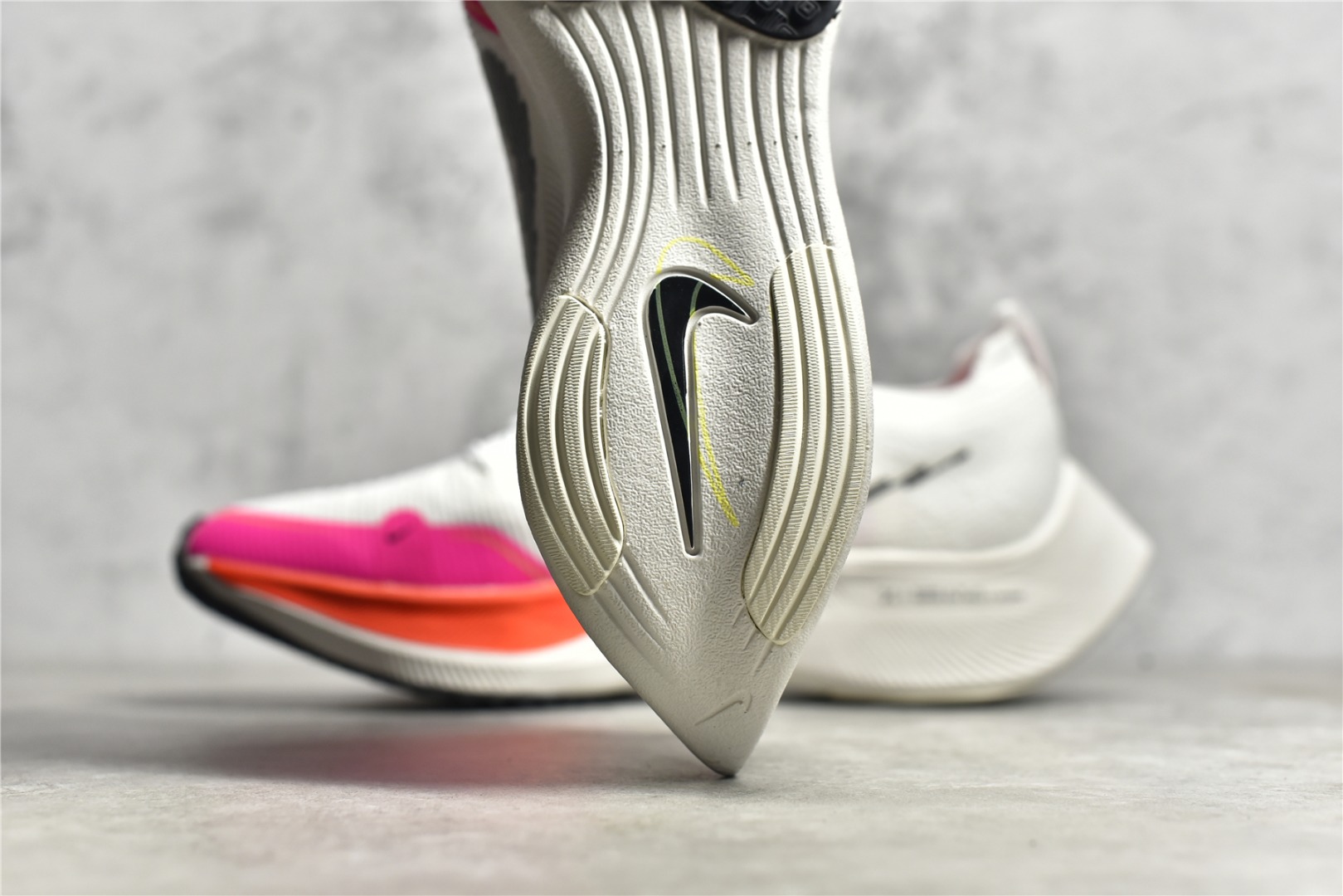 图片[8]-#公司级别 四代 NK ZoomX Vaporfly Next% 破2马拉松跑鞋 细节整体升级 这款next%和上一款4%的鞋最大区的别于在鞋面面料 鞋面使用了全新 Vaporweave 科技 这种类似蝉翼的材质相比 Flyknit 更加轻薄透气 非对称的鞋带系统和泡棉护垫的加入令舒适度更高 尺码：36 36.5 37.5 38 38.5 39 40 40.5 41 42 42.5 43 44 44.5 45-选品中心