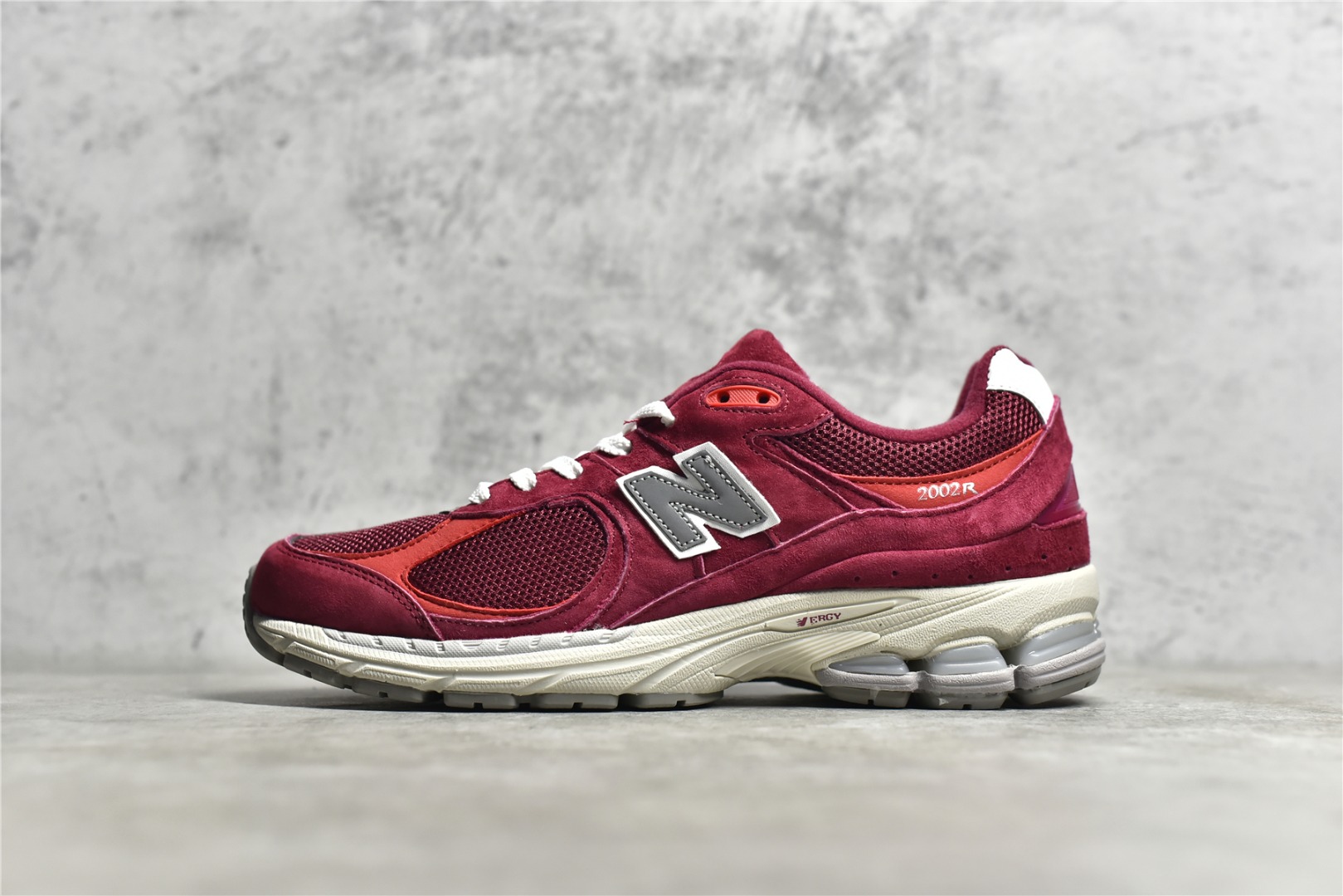 G5 公司级别 New Balance ML 2002 复古休闲跑步鞋 M 2002RBB最新出的 2002R系列，鞋款延续了经典科技，升级版N-ERGY缓震物料机能与材质上脚太舒适了，鞋面的柔软麂皮搭配尼龙网布，特别透气而且还复古感，不管是搭配牛仔裤还工装裤都是百搭