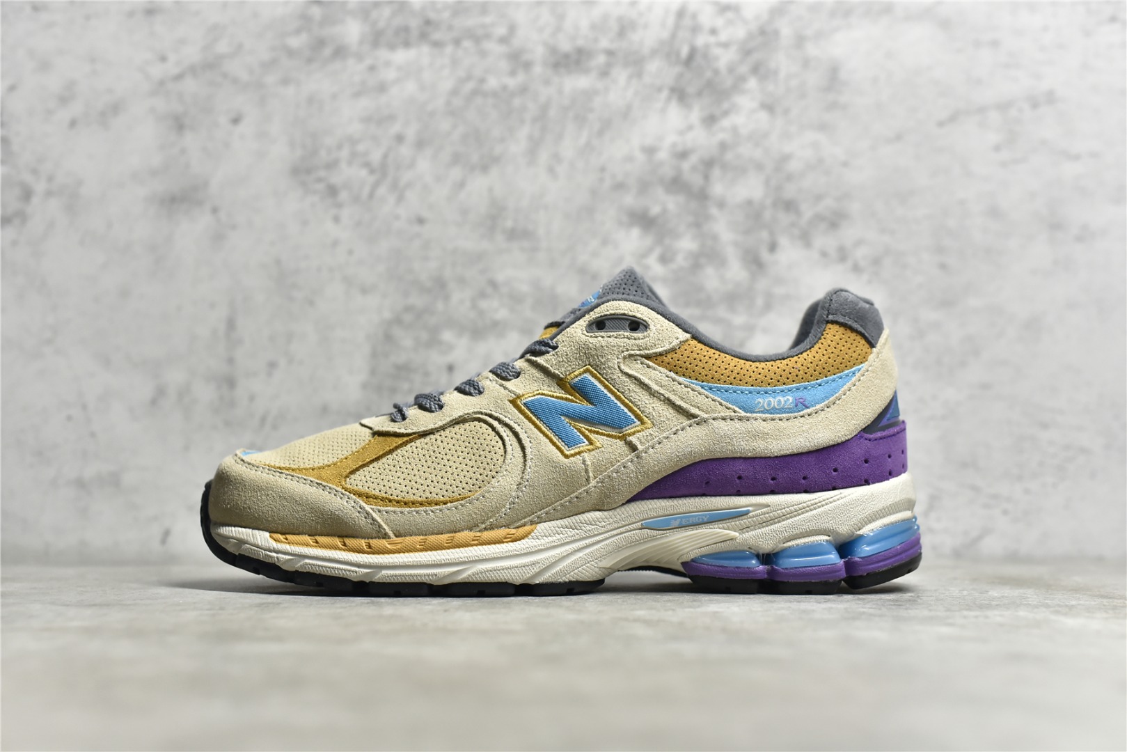 G5 公司级别 New Balance ML 2002 复古休闲跑步鞋 M 2002RBB最新出的 2002R系列，鞋款延续了经典科技，升级版N-ERGY缓震物料机能与材质上脚太舒适了，鞋面的柔软麂皮搭配尼龙网布，特别透气而且还复古感，不管是搭配牛仔裤还工装裤都是百搭