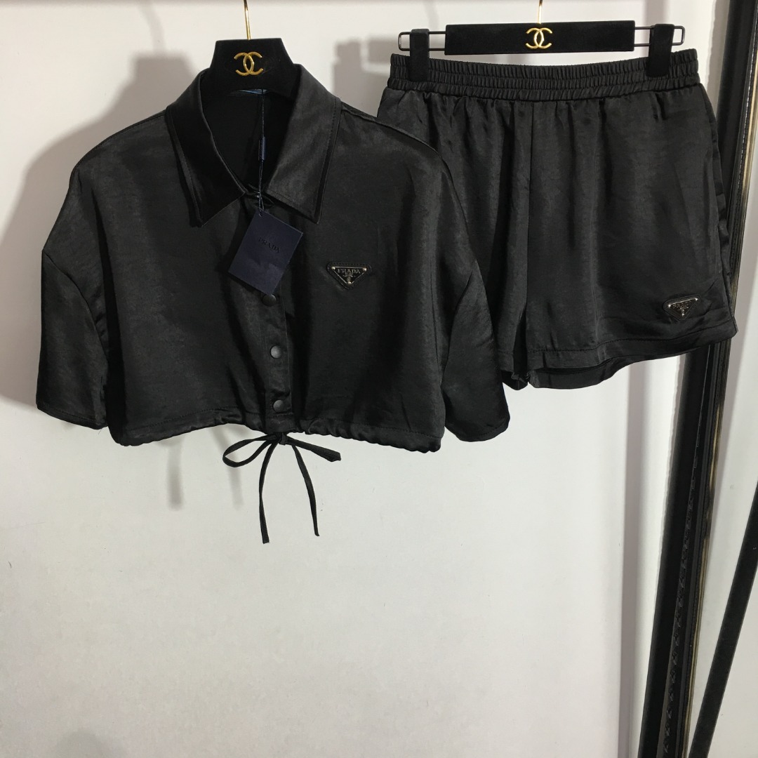 NO:830600,Style No. 2895 Prad* new suit, waisted short-sleeved shirt with triangle logo on the chest + elastic waist casual shorts, black, S-XL, [M size; shoulder width 53, bust 102, sleeve length 17, length 34; waist 68 elastic, length 35], Prada - Clothing, prada, prada, shorts, T-shirt,19860909款号2895 Prad*新款套装,胸前字母三角标收腰短袖衬衣+松紧腰休闲短裤,黑色,S-XL,【M码；肩宽53,胸围102,袖长17,衣长34；腰围68弹力,长35】,普拉达-服装,prada,prada,shorts,T-shirt,,Women's clothing