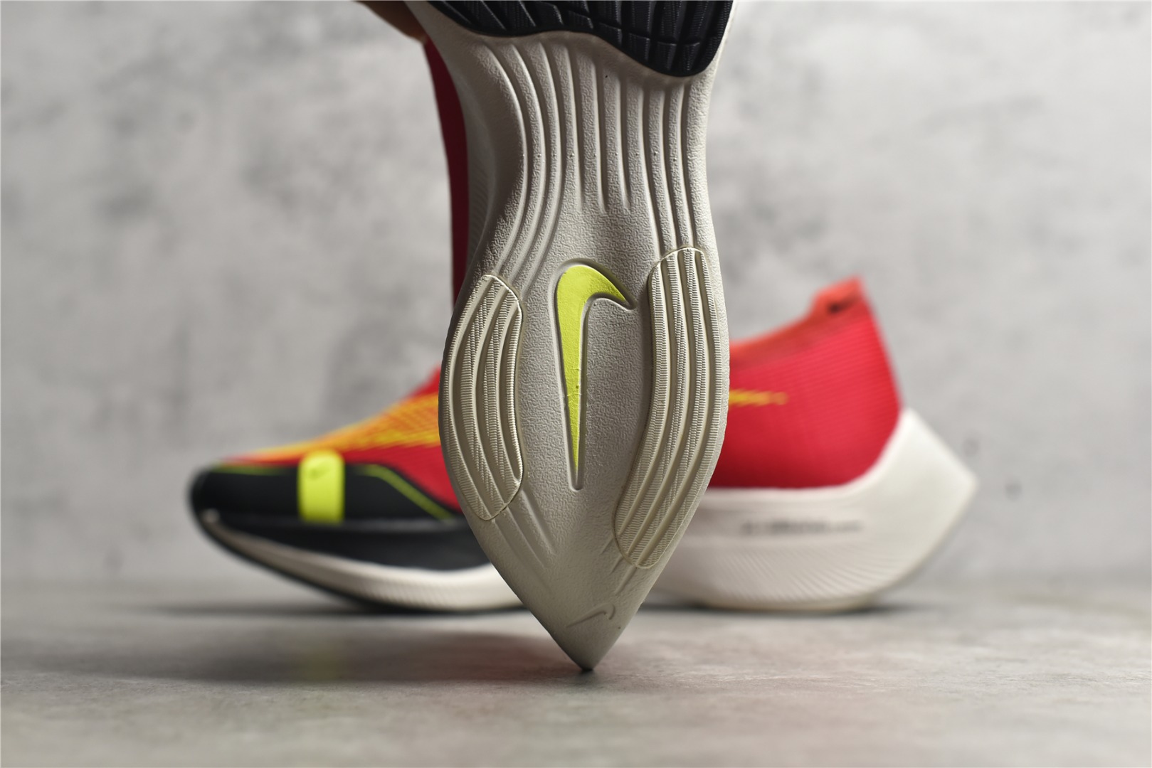 图片[8]-#公司级别 四代 NK ZoomX Vaporfly Next% 破2马拉松跑鞋 细节整体升级 这款next%和上一款4%的鞋最大区的别于在鞋面面料 鞋面使用了全新 Vaporweave 科技 这种类似蝉翼的材质相比 Flyknit 更加轻薄透气 非对称的鞋带系统和泡棉护垫的加入令舒适度更高 尺码：36 36.5 37.5 38 38.5 39 40 40.5 41 42 42.5 43 44 44.5 45-选品中心