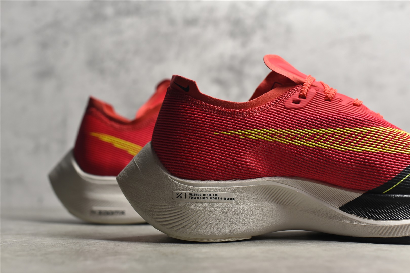 图片[9]-#公司级别 四代 NK ZoomX Vaporfly Next% 破2马拉松跑鞋 细节整体升级 这款next%和上一款4%的鞋最大区的别于在鞋面面料 鞋面使用了全新 Vaporweave 科技 这种类似蝉翼的材质相比 Flyknit 更加轻薄透气 非对称的鞋带系统和泡棉护垫的加入令舒适度更高 尺码：36 36.5 37.5 38 38.5 39 40 40.5 41 42 42.5 43 44 44.5 45-选品中心