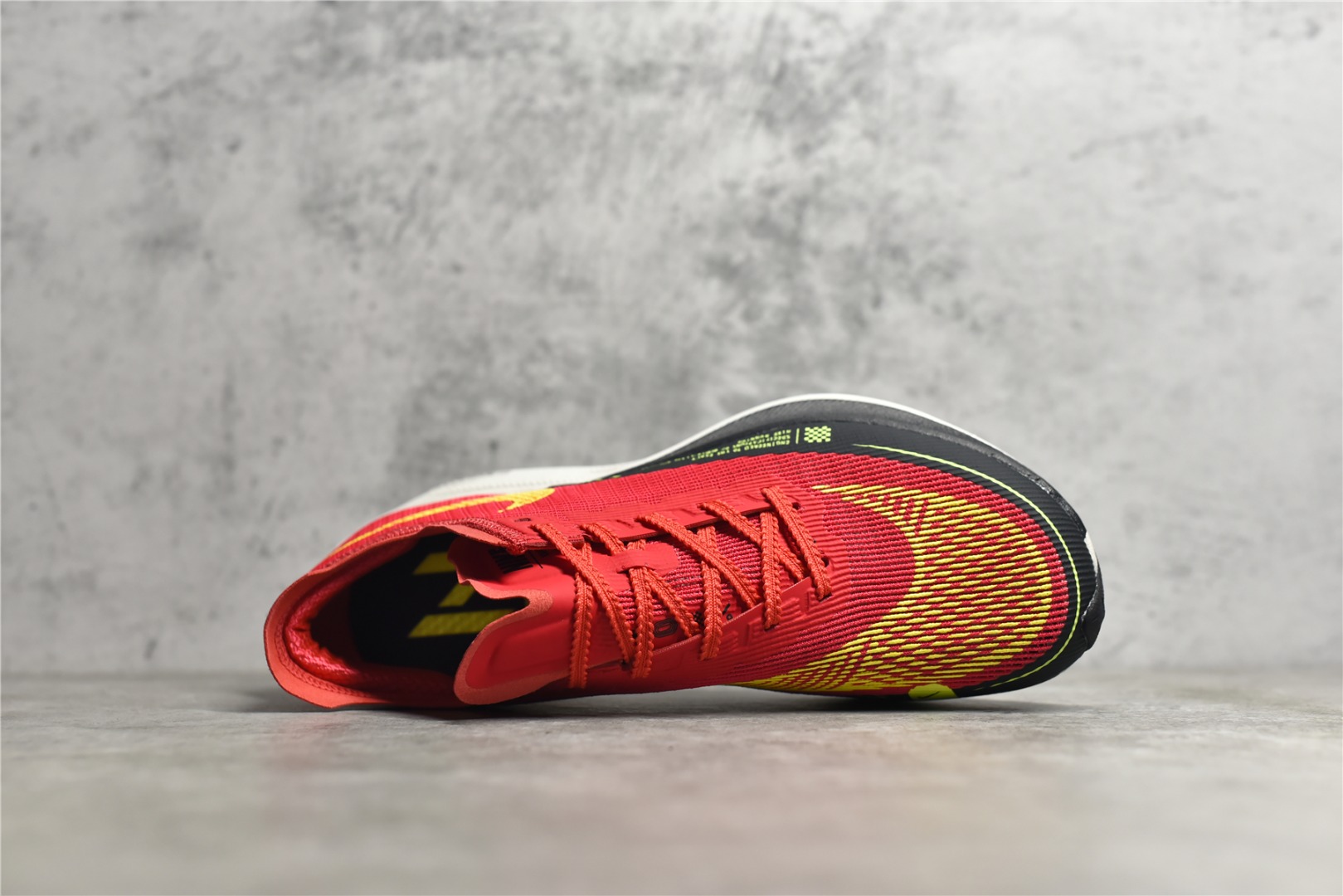 图片[4]-#公司级别 四代 NK ZoomX Vaporfly Next% 破2马拉松跑鞋 细节整体升级 这款next%和上一款4%的鞋最大区的别于在鞋面面料 鞋面使用了全新 Vaporweave 科技 这种类似蝉翼的材质相比 Flyknit 更加轻薄透气 非对称的鞋带系统和泡棉护垫的加入令舒适度更高 尺码：36 36.5 37.5 38 38.5 39 40 40.5 41 42 42.5 43 44 44.5 45-选品中心
