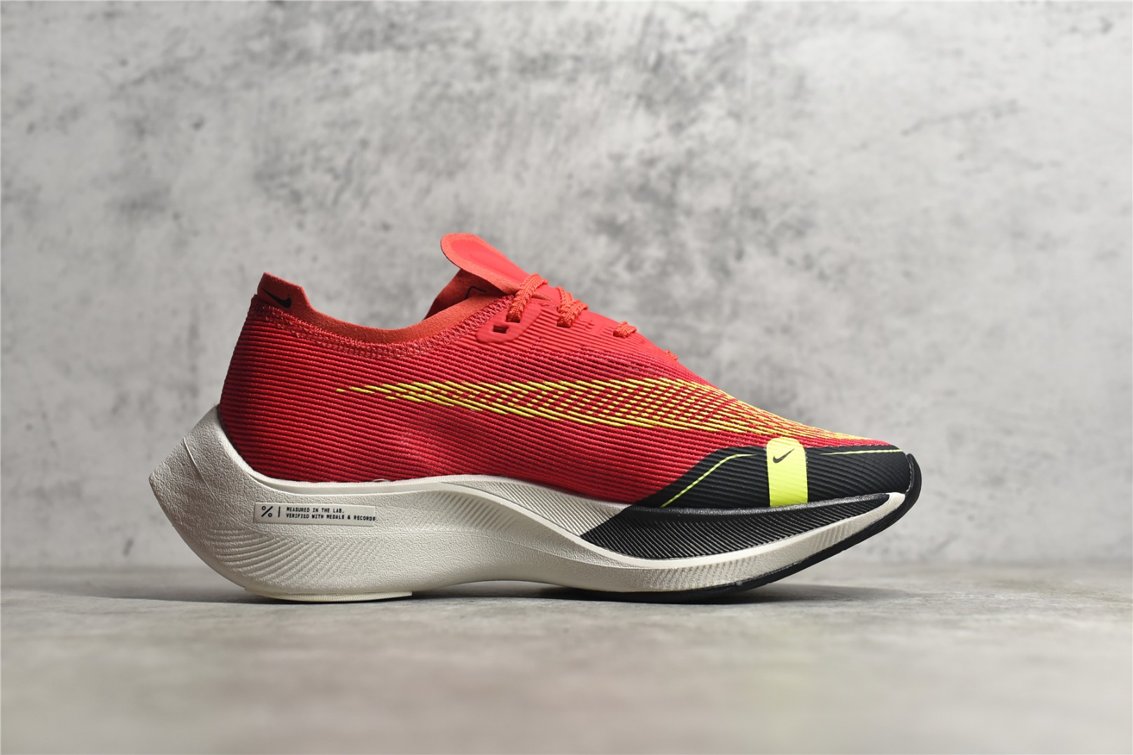 图片[3]-#公司级别 四代 NK ZoomX Vaporfly Next% 破2马拉松跑鞋 细节整体升级 这款next%和上一款4%的鞋最大区的别于在鞋面面料 鞋面使用了全新 Vaporweave 科技 这种类似蝉翼的材质相比 Flyknit 更加轻薄透气 非对称的鞋带系统和泡棉护垫的加入令舒适度更高 尺码：36 36.5 37.5 38 38.5 39 40 40.5 41 42 42.5 43 44 44.5 45-选品中心