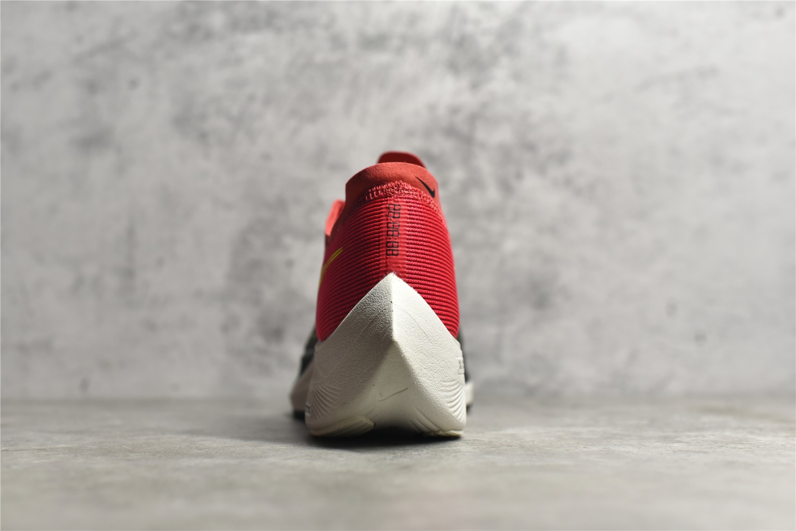 图片[6]-#公司级别 四代 NK ZoomX Vaporfly Next% 破2马拉松跑鞋 细节整体升级 这款next%和上一款4%的鞋最大区的别于在鞋面面料 鞋面使用了全新 Vaporweave 科技 这种类似蝉翼的材质相比 Flyknit 更加轻薄透气 非对称的鞋带系统和泡棉护垫的加入令舒适度更高 尺码：36 36.5 37.5 38 38.5 39 40 40.5 41 42 42.5 43 44 44.5 45-选品中心