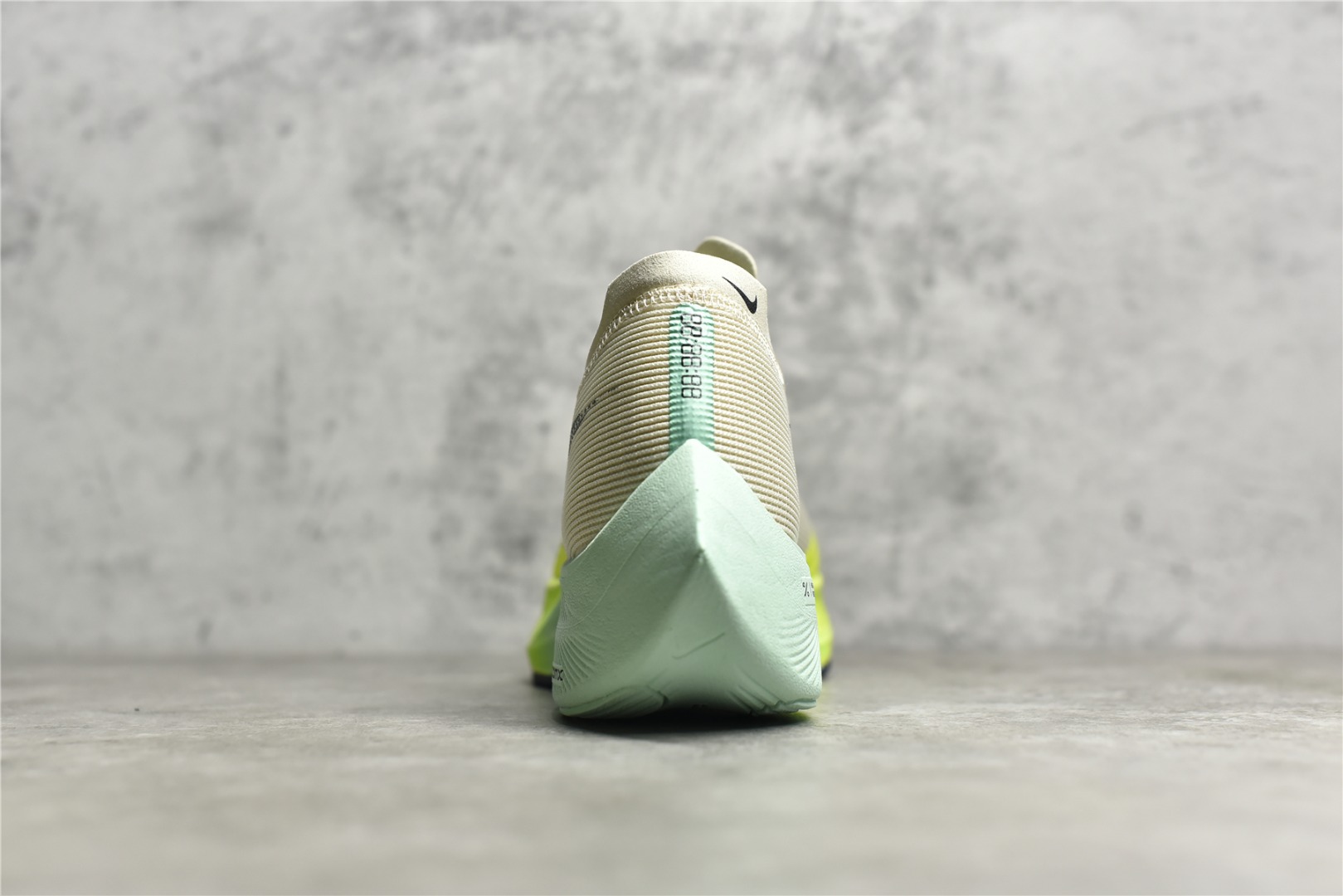 图片[6]-#公司级别 四代 NK ZoomX Vaporfly Next% 破2马拉松跑鞋 细节整体升级 这款next%和上一款4%的鞋最大区的别于在鞋面面料 鞋面使用了全新 Vaporweave 科技 这种类似蝉翼的材质相比 Flyknit 更加轻薄透气 非对称的鞋带系统和泡棉护垫的加入令舒适度更高 尺码：36 36.5 37.5 38 38.5 39 40 40.5 41 42 42.5 43 44 44.5 45-选品中心