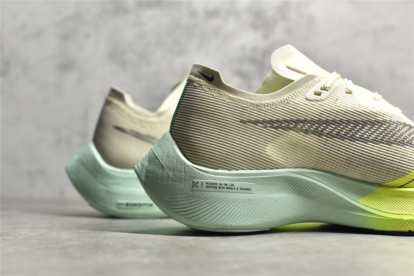 图片[9]-#公司级别 四代 NK ZoomX Vaporfly Next% 破2马拉松跑鞋 细节整体升级 这款next%和上一款4%的鞋最大区的别于在鞋面面料 鞋面使用了全新 Vaporweave 科技 这种类似蝉翼的材质相比 Flyknit 更加轻薄透气 非对称的鞋带系统和泡棉护垫的加入令舒适度更高 尺码：36 36.5 37.5 38 38.5 39 40 40.5 41 42 42.5 43 44 44.5 45-选品中心