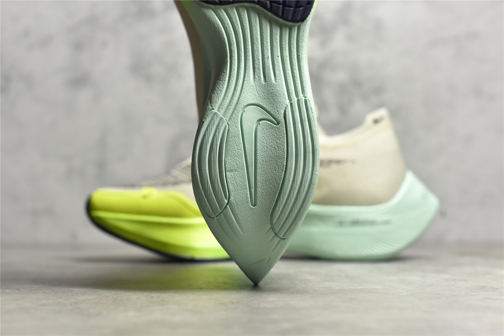 图片[8]-#公司级别 四代 NK ZoomX Vaporfly Next% 破2马拉松跑鞋 细节整体升级 这款next%和上一款4%的鞋最大区的别于在鞋面面料 鞋面使用了全新 Vaporweave 科技 这种类似蝉翼的材质相比 Flyknit 更加轻薄透气 非对称的鞋带系统和泡棉护垫的加入令舒适度更高 尺码：36 36.5 37.5 38 38.5 39 40 40.5 41 42 42.5 43 44 44.5 45-选品中心