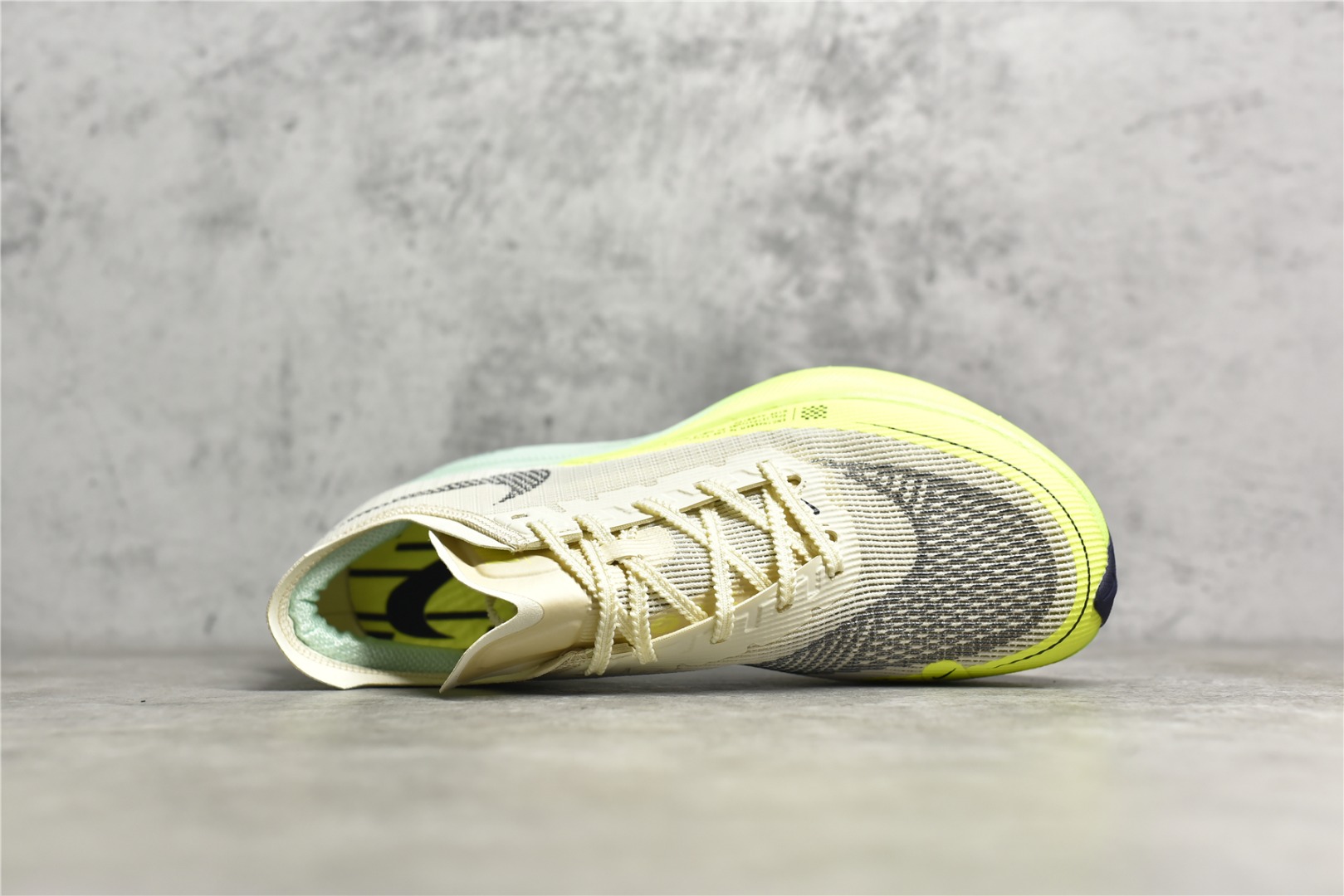 图片[4]-#公司级别 四代 NK ZoomX Vaporfly Next% 破2马拉松跑鞋 细节整体升级 这款next%和上一款4%的鞋最大区的别于在鞋面面料 鞋面使用了全新 Vaporweave 科技 这种类似蝉翼的材质相比 Flyknit 更加轻薄透气 非对称的鞋带系统和泡棉护垫的加入令舒适度更高 尺码：36 36.5 37.5 38 38.5 39 40 40.5 41 42 42.5 43 44 44.5 45-选品中心