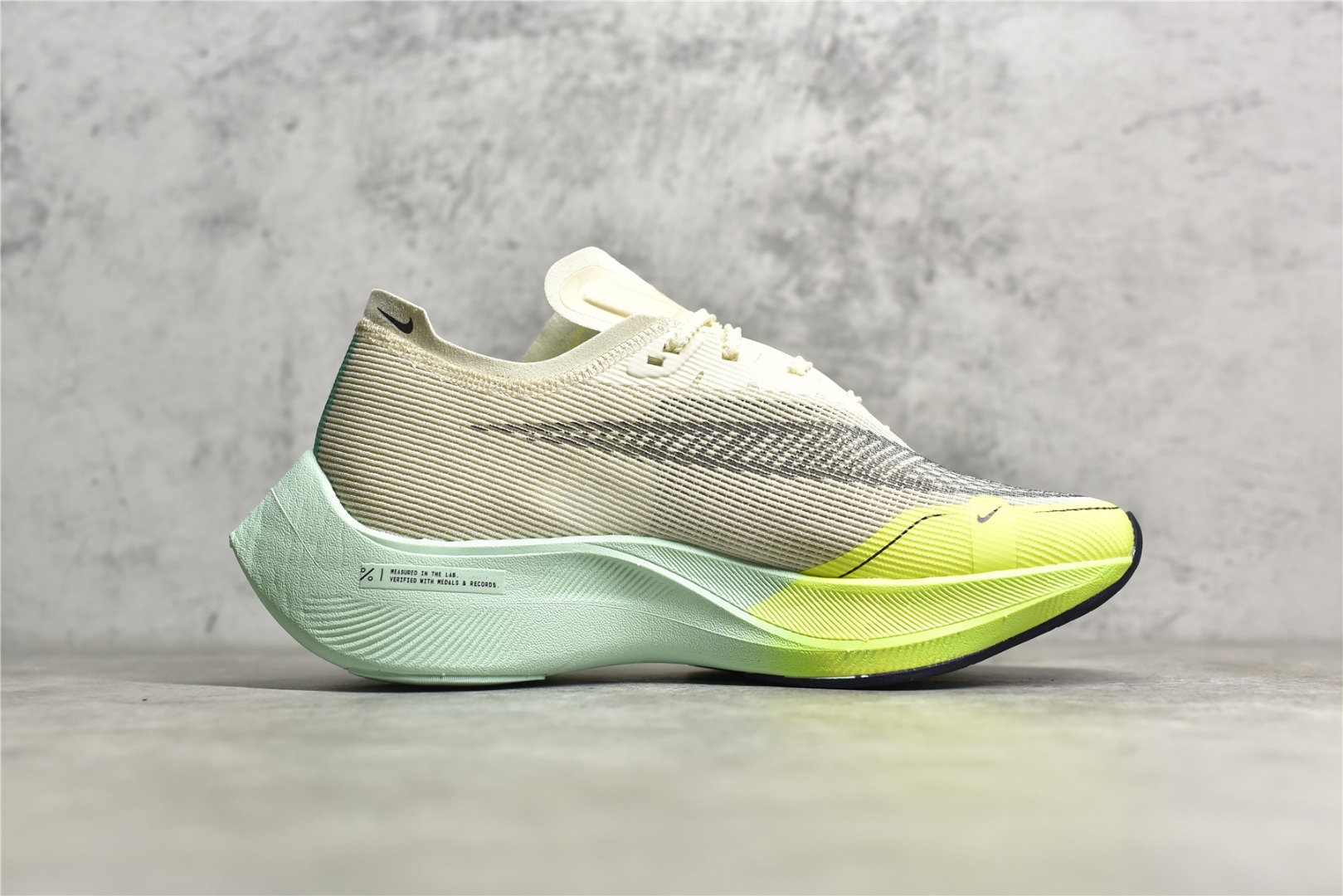 图片[3]-#公司级别 四代 NK ZoomX Vaporfly Next% 破2马拉松跑鞋 细节整体升级 这款next%和上一款4%的鞋最大区的别于在鞋面面料 鞋面使用了全新 Vaporweave 科技 这种类似蝉翼的材质相比 Flyknit 更加轻薄透气 非对称的鞋带系统和泡棉护垫的加入令舒适度更高 尺码：36 36.5 37.5 38 38.5 39 40 40.5 41 42 42.5 43 44 44.5 45-选品中心