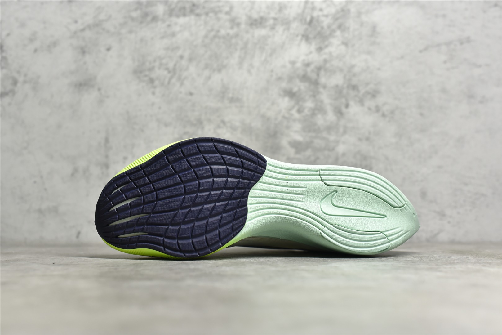 图片[5]-#公司级别 四代 NK ZoomX Vaporfly Next% 破2马拉松跑鞋 细节整体升级 这款next%和上一款4%的鞋最大区的别于在鞋面面料 鞋面使用了全新 Vaporweave 科技 这种类似蝉翼的材质相比 Flyknit 更加轻薄透气 非对称的鞋带系统和泡棉护垫的加入令舒适度更高 尺码：36 36.5 37.5 38 38.5 39 40 40.5 41 42 42.5 43 44 44.5 45-选品中心