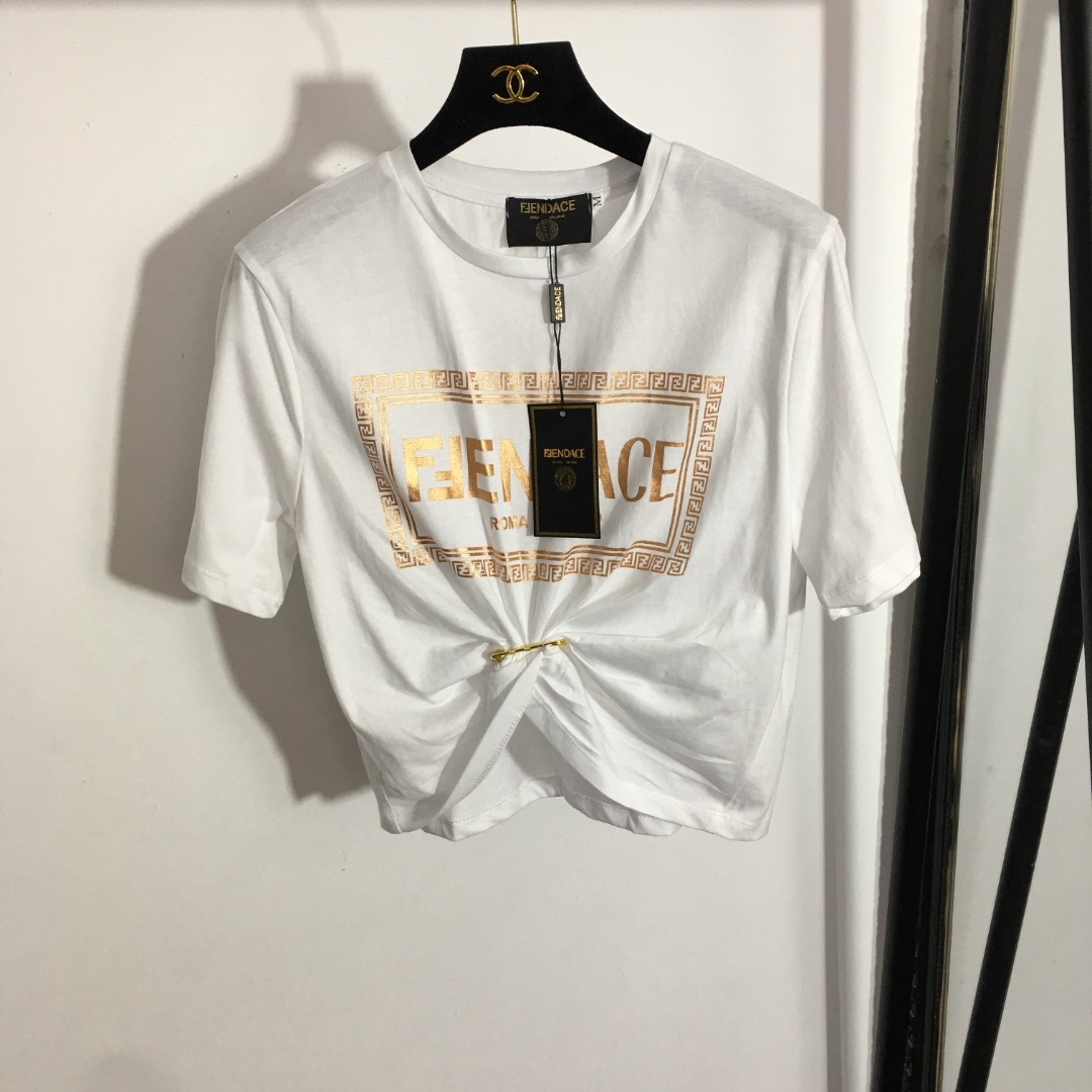 NO:743802,Style No. 3650 Versac*19860909款号3650 Versac* x Versac*联名新款 烫金字母印花 大别针扭结收腰露脐短袖T恤,白色,黑色,S-XL,【M码；肩宽38,胸围88,袖长21,衣长35-48】,范思哲-服装,versace,versace,T-shirt,tees，t-shirt,,Women's clothing