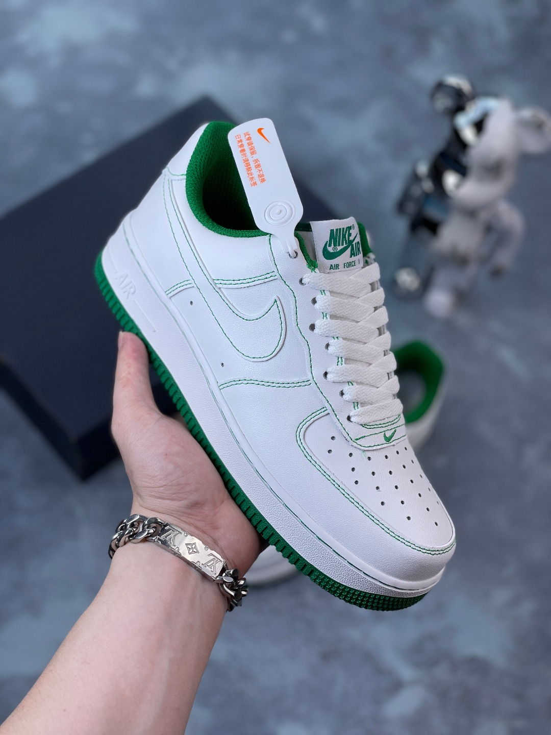 Nike Air Force 1 "白绿底" 荔枝纹打造 在保证清爽的配色同时 还有特殊细节点缀 这双鞋采用低帮 Air Force 1 Low 鞋型为设计蓝本 主调采用纯白配色 呈现出经典气质 货号：CJ6105-100 Size：36…