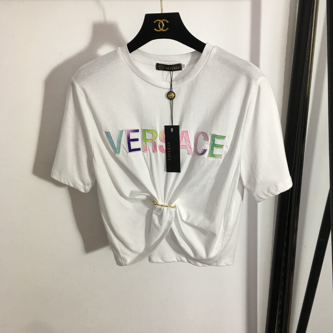 NO:743807,Style No. 3945 Versac* new color embroidered letter pin waist-baring short-sleeved T-shirt, white, black, S-XL, [M size; shoulder width 40, chest 88, sleeve length 21, dress length 30-46], Versace-clothing,versace,versace,T-shirt,tees,t-shirt,19860909款号3945 Versac*新款 彩色刺绣字母别针收腰露脐短袖T恤,白色,黑色,S-XL,【M码；肩宽40,胸围88,袖长21,衣长30-46】,范思哲-服装,versace,versace,T-shirt,tees，t-shirt,,Women's clothing