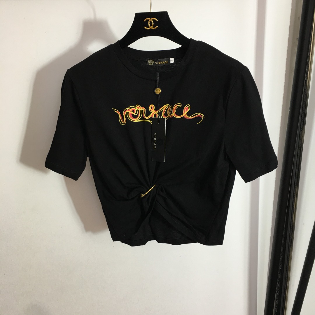 NO:743817,Style No. 4023 Versac* new model with large pins printed on the chest, waisted, cropped short-sleeved T-shirt, white, black, S-XL, [S size; shoulder width 40, bust 86, sleeve length 21, length 35-49], Versace-clothing,versace,versace,T-shirt,tees,t-shirt,19860909款号4023 Versac*新款 胸前字母印花大别针收腰短款露脐短袖T恤,白色,黑色,S-XL,【S码；肩宽40,胸围86,袖长21,衣长35-49】,范思哲-服装,versace,versace,T-shirt,tees，t-shirt,,Women's clothing
