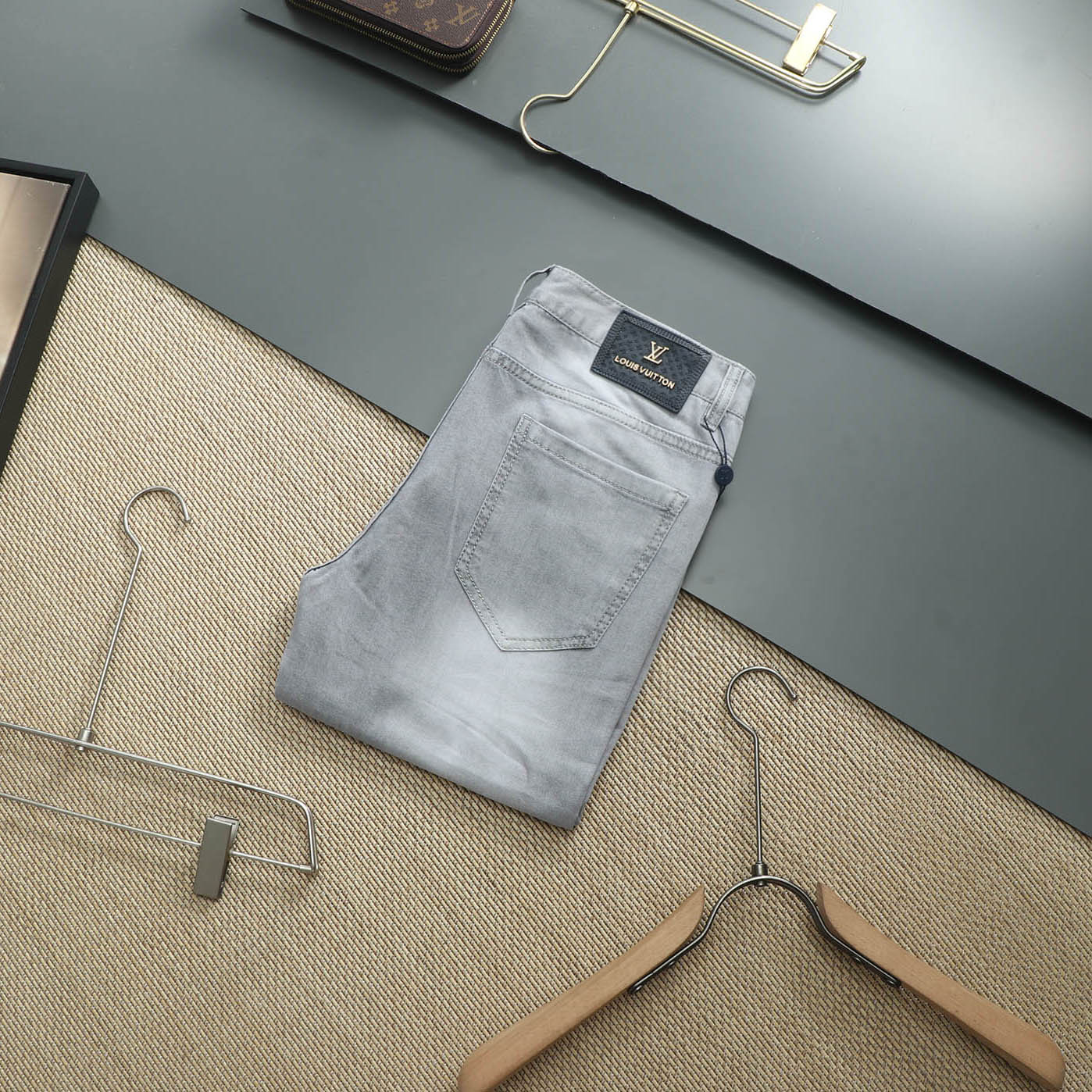 LV2022夏装新款时尚色系休闲牛仔长裤贸易公司订单，客供定制高密度进口 