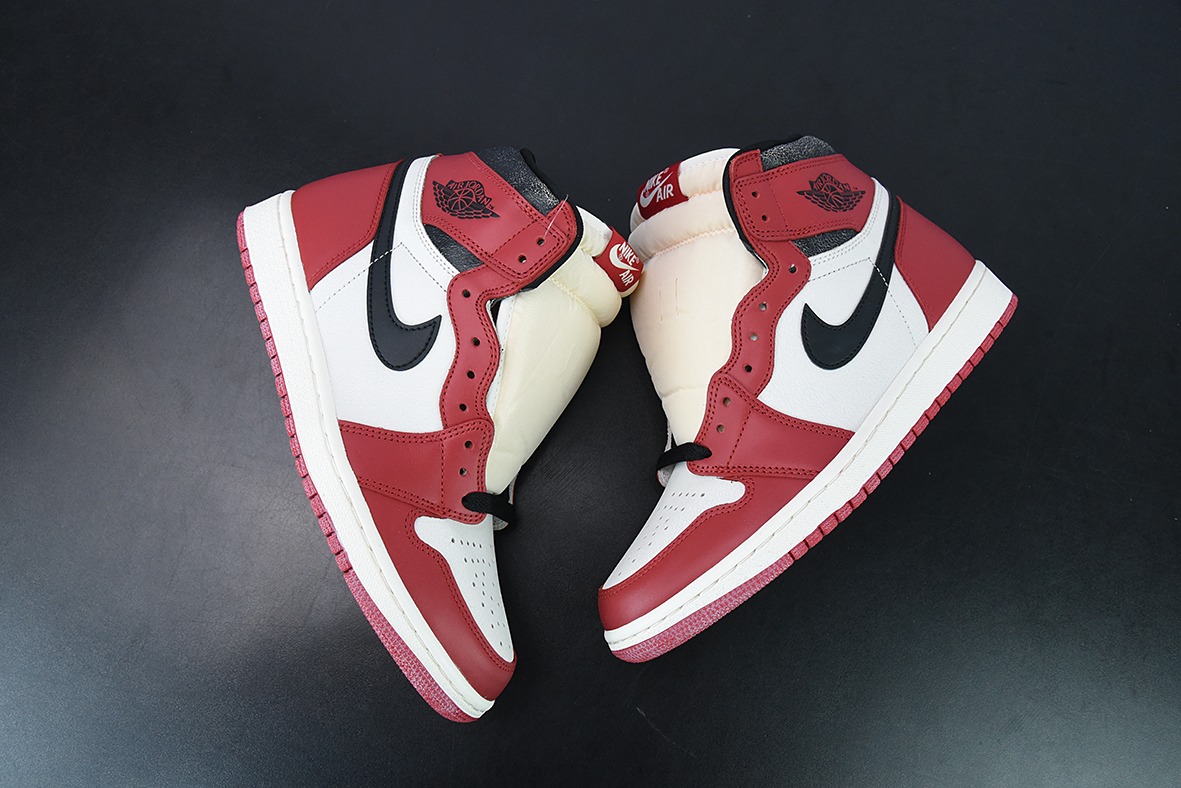Air Jordan 1 Retro High OG " Chicago Reimagined " 做旧芝加哥高帮运动鞋 货号 ：DZ5485-612