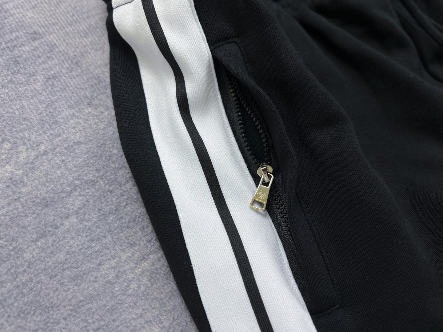 【新款上架】LouisVuitton 2022秋季新款前后刺绣字母LOGO长袖拉链外套+运动裤套装