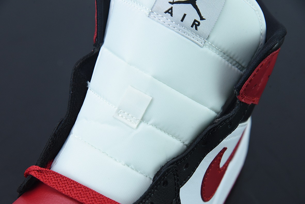 Air Jordan 1 Mid AJ1 黑红脚趾 复古篮球鞋 货号：BQ6472-079